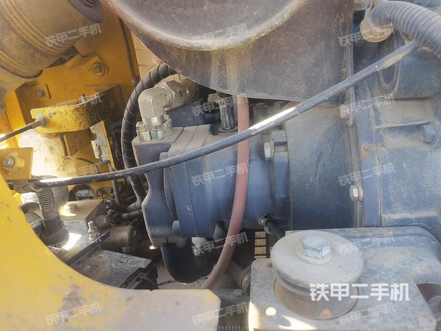 液压泵舱室正面整体（整机外观）