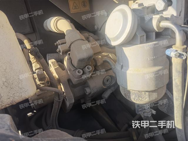 液压泵舱室正面整体（整机外观）