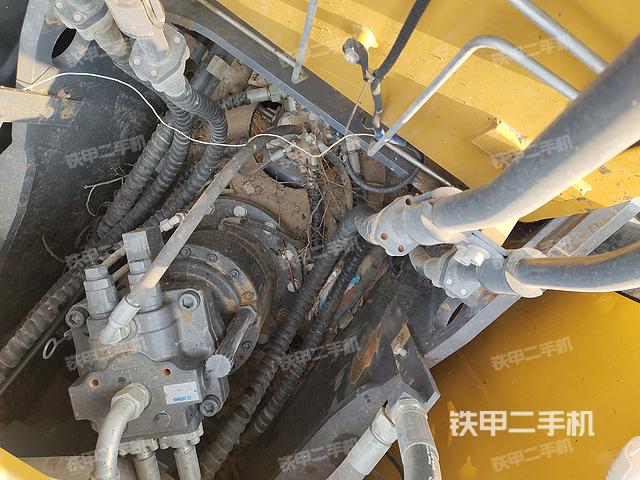 回转马达和主控阀（整机外观）