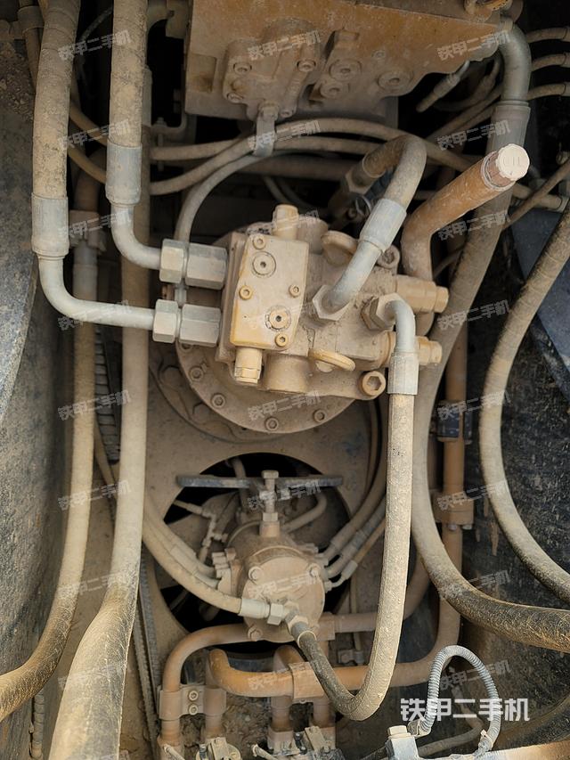 回转马达和主控阀（整机外观）