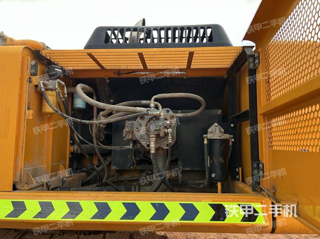 液壓泵艙室正面整體(整機外觀) 液壓泵艙室正面整體(整機外觀)