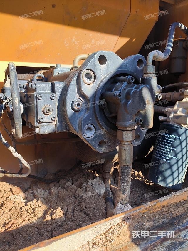 液压泵舱室正面整体（整机外观）