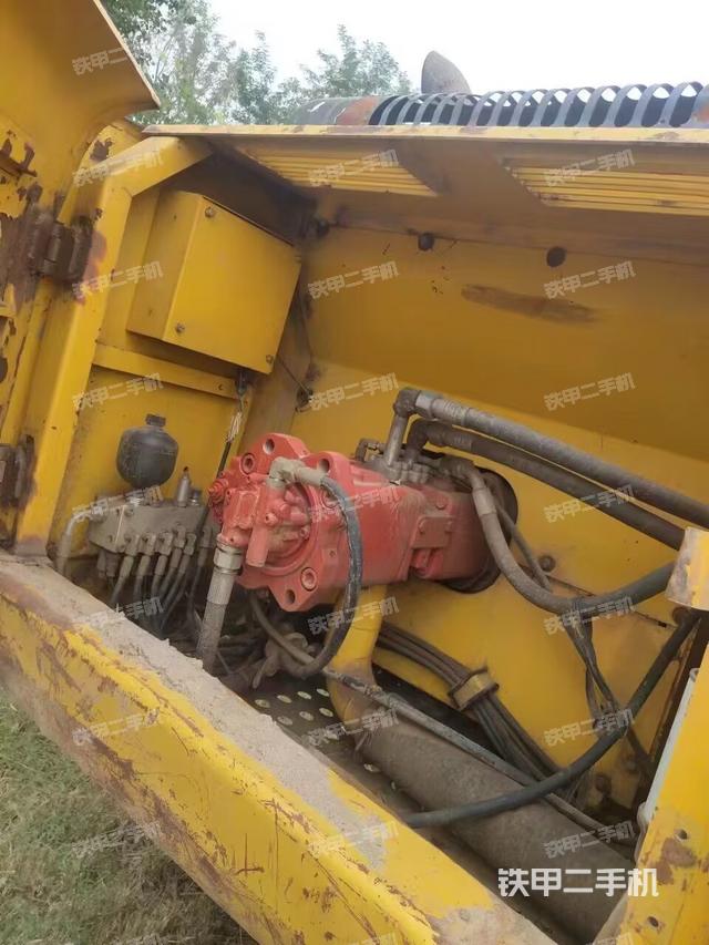 液压泵舱室正面整体（整机外观）