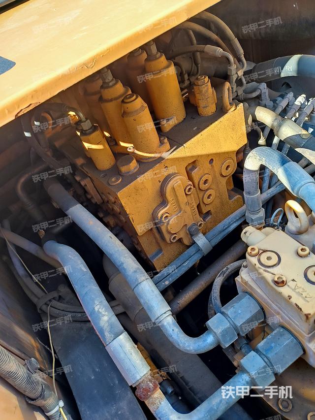 回转马达和主控阀（整机外观）