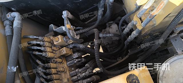 回转马达和主控阀（整机外观）