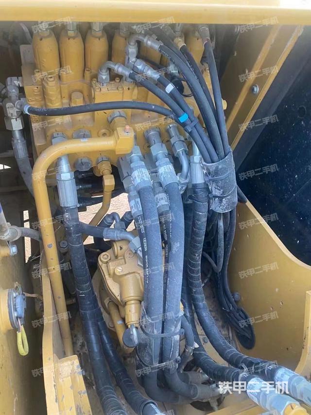 回转马达和主控阀（整机外观）