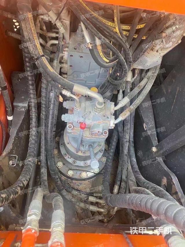 回转马达和主控阀（整机外观）