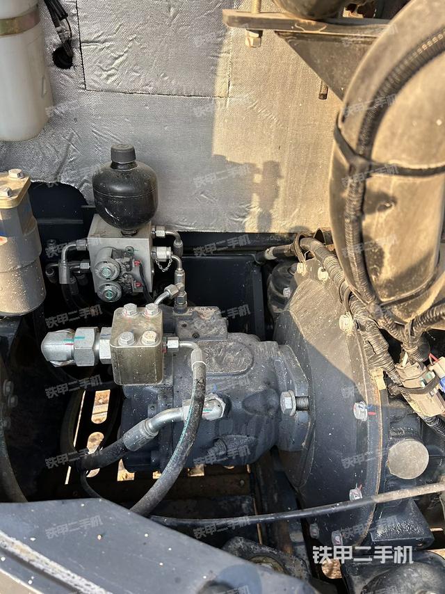 液压泵舱室正面整体（整机外观）