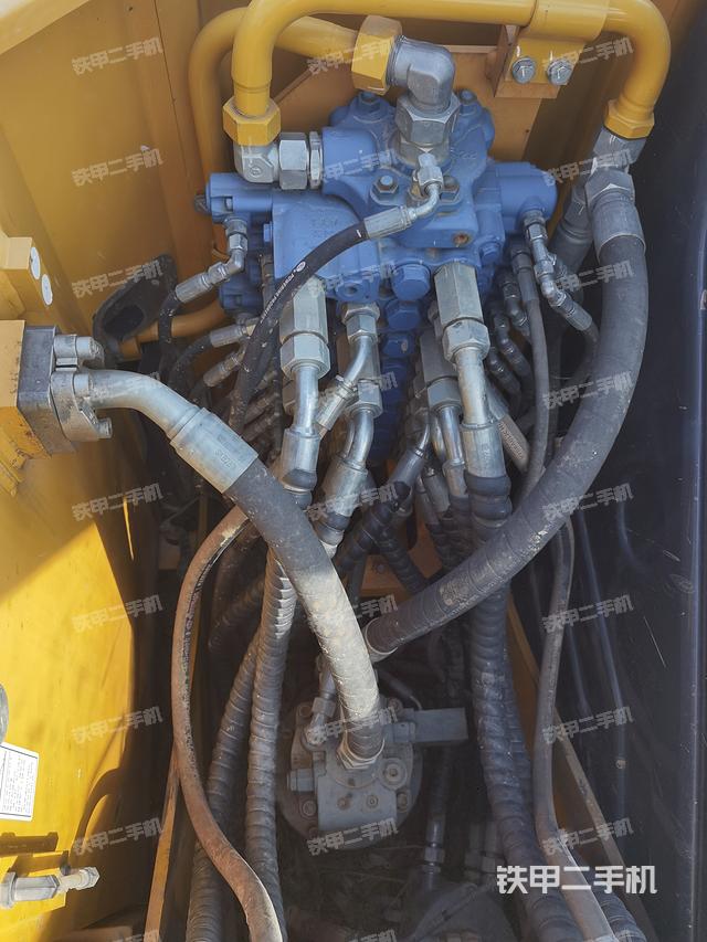 回转马达和主控阀（整机外观）