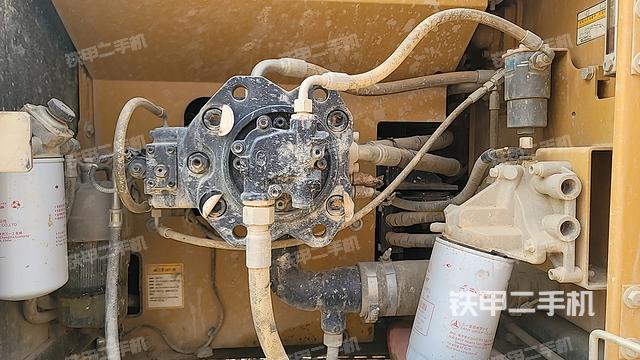 液压泵舱室正面整体（整机外观）