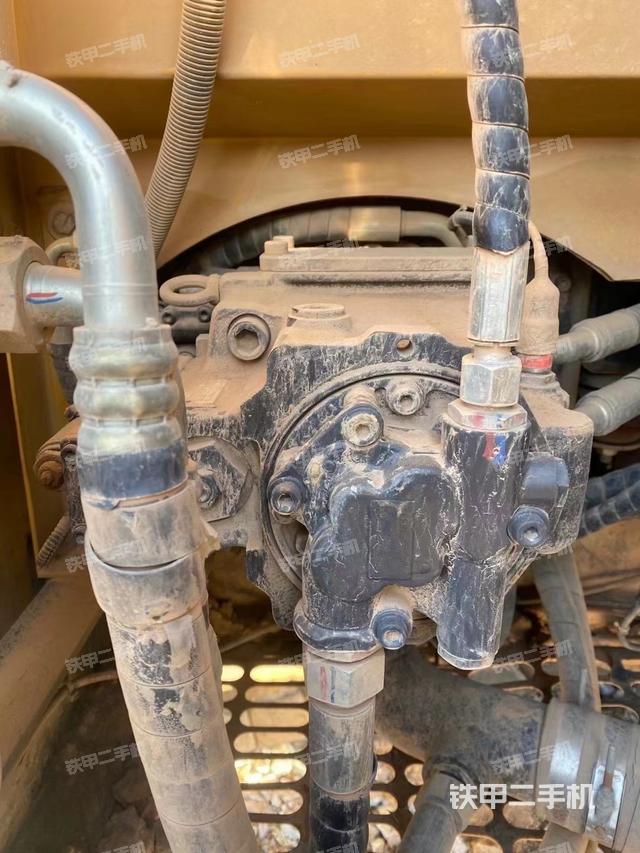 液压泵舱室正面整体（整机外观）