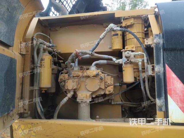 液压泵舱室正面整体（整机外观）