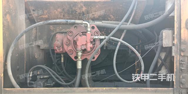 液压泵舱室正面整体（整机外观）