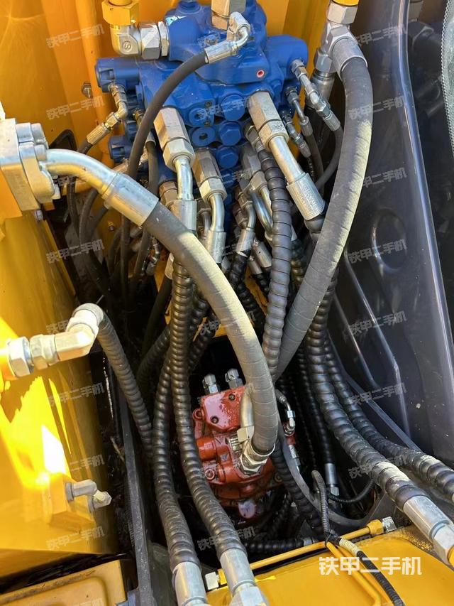 回转马达和主控阀（整机外观）