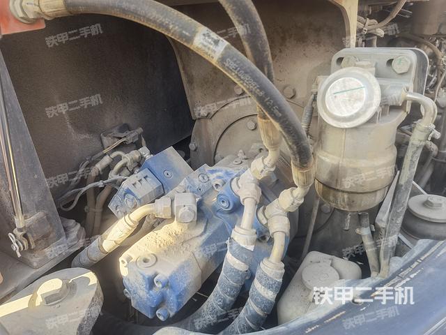 液压泵舱室正面整体（整机外观）