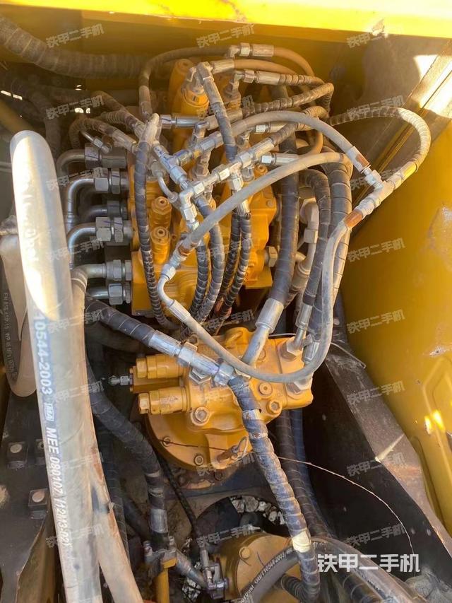 回转马达和主控阀（整机外观）