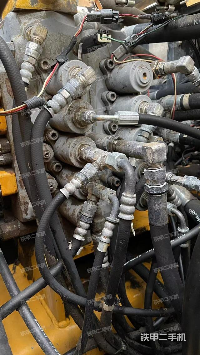 回转马达和主控阀（整机外观）