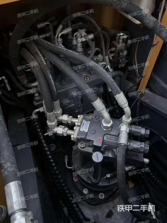 回转马达和主控阀（整机外观）