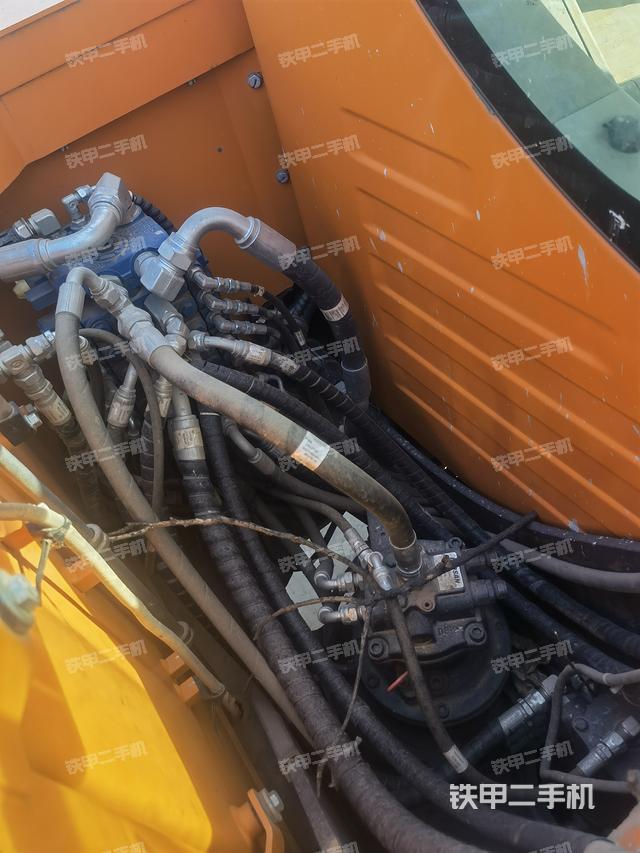 回转马达和主控阀（整机外观）