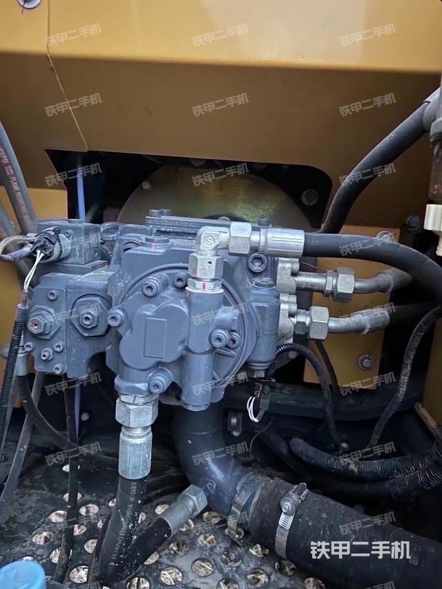 液压泵舱室正面整体（整机外观）