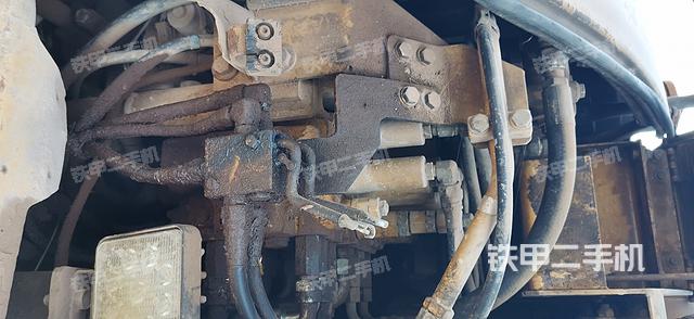 回转马达和主控阀（整机外观）