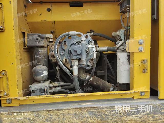 液压泵舱室正面整体（整机外观）