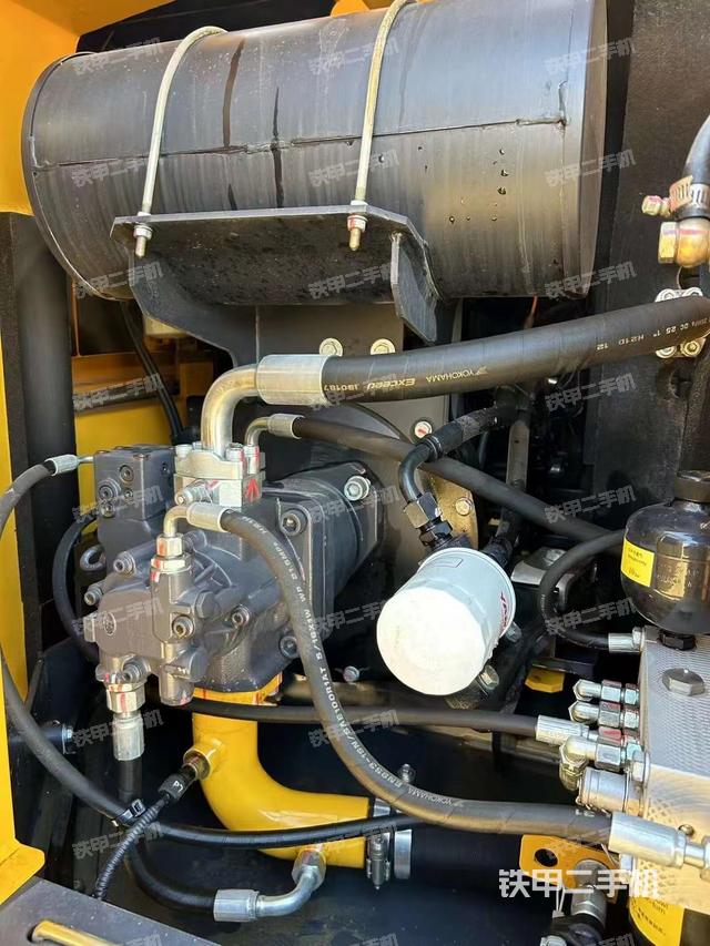 液压泵舱室正面整体（整机外观）