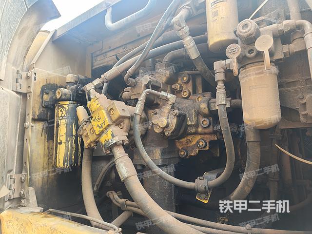 液压泵舱室正面整体（整机外观）