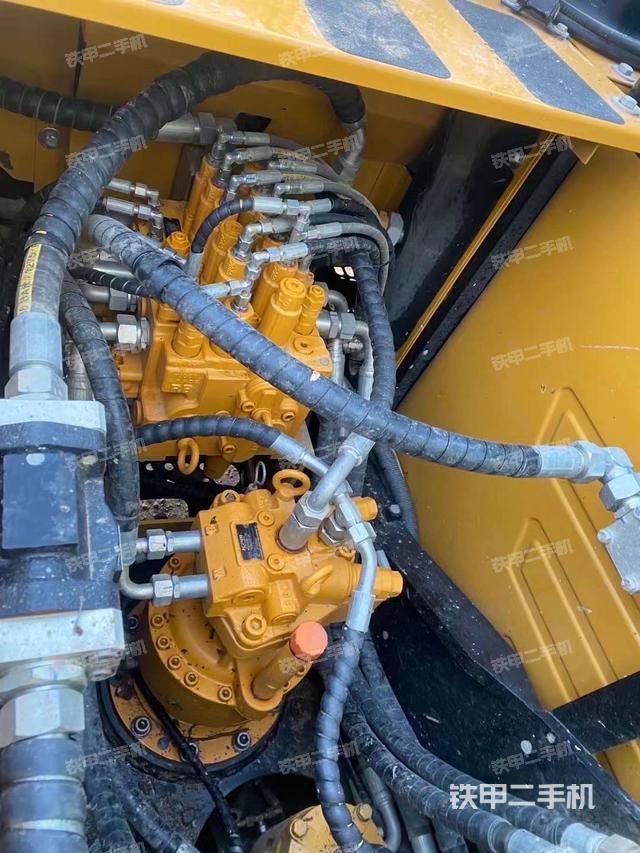 回转马达和主控阀（整机外观）