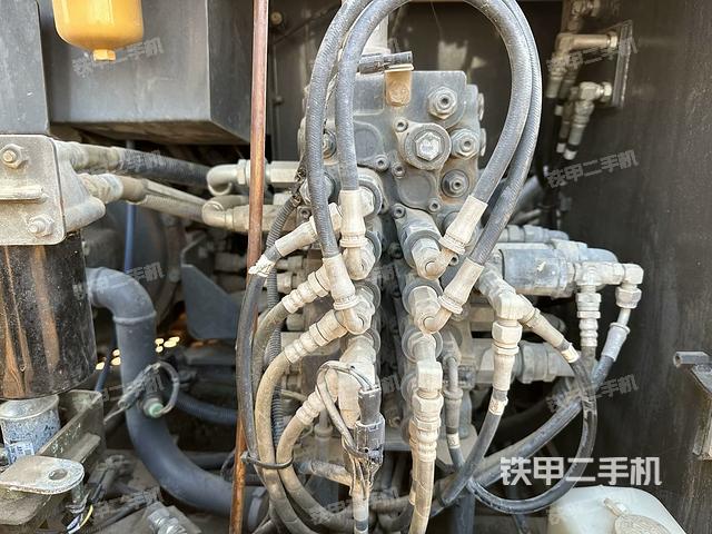 回转马达和主控阀（整机外观）