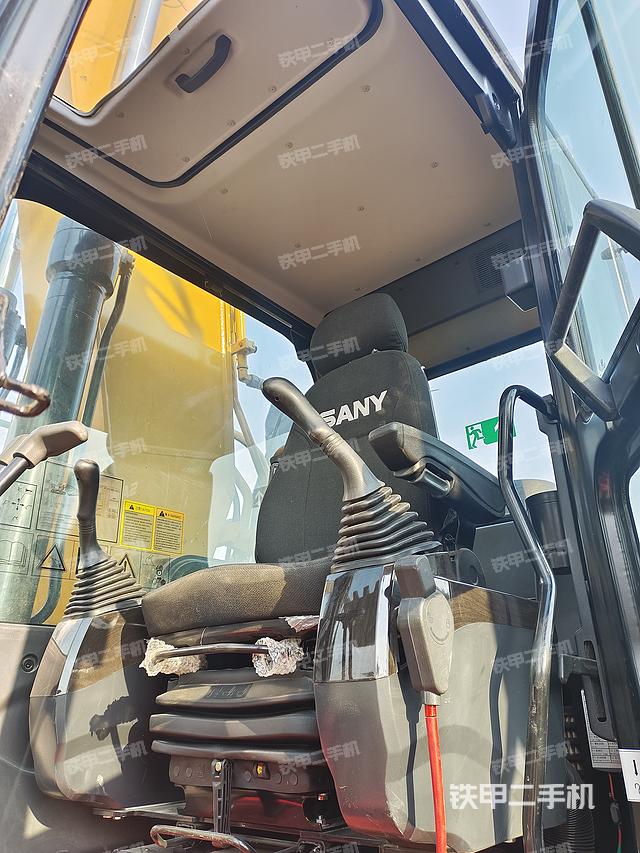 驾驶室顶部（整机外观）