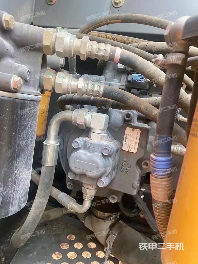 液压泵舱室正面整体（整机外观）