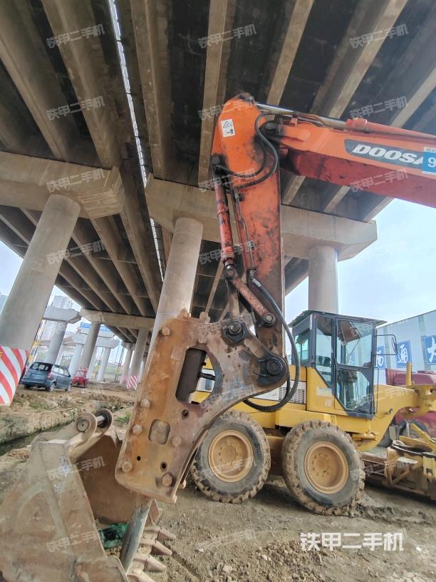 铲斗右后整体（工作和回转装置）