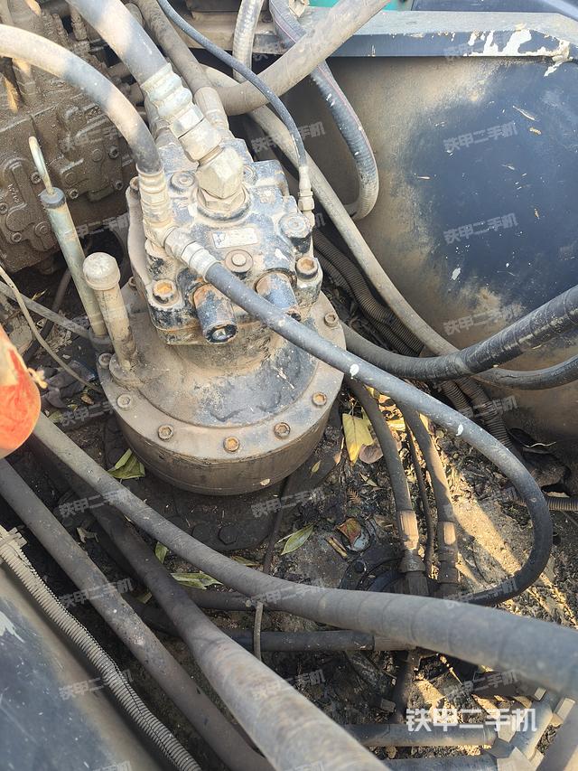 回转马达和主控阀（整机外观）