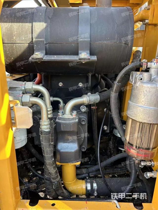 液压泵舱室正面整体（整机外观）