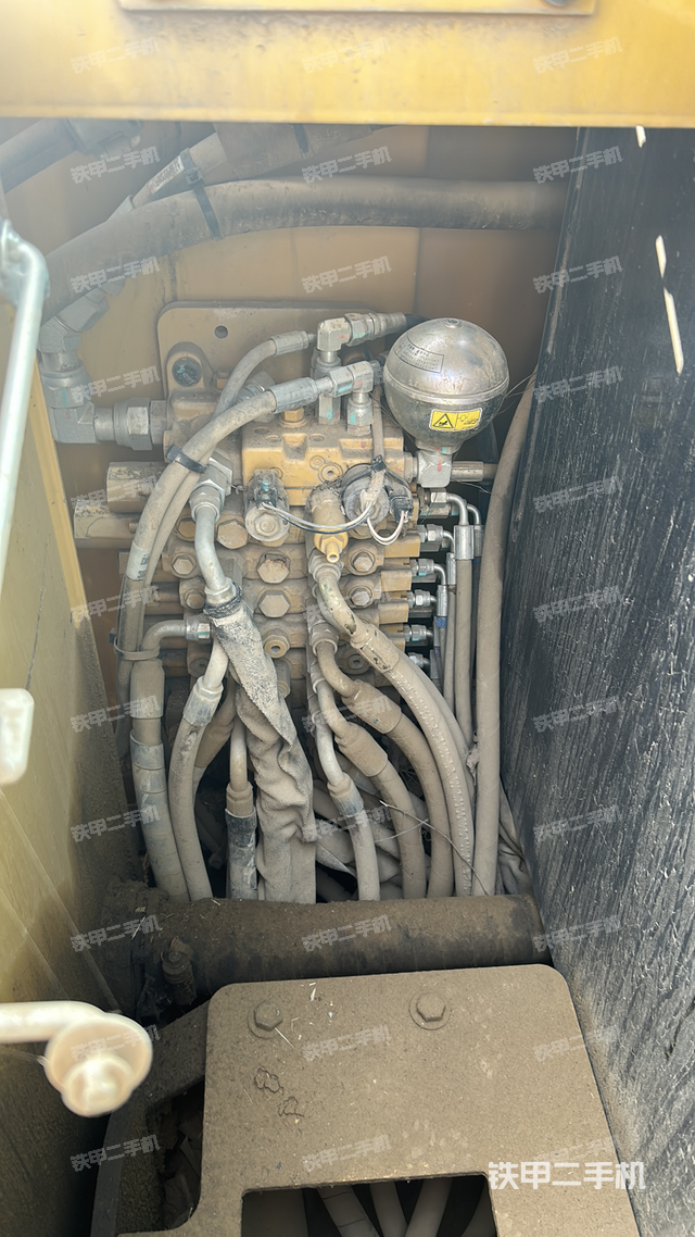 液压泵舱室正面整体（整机外观）