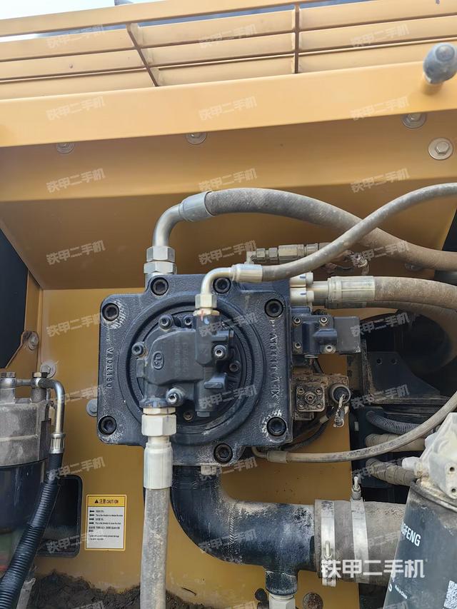 液压泵舱室正面整体（整机外观）