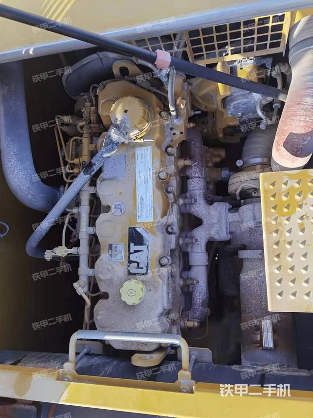 液压泵舱室正面整体（整机外观）