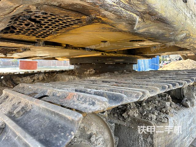 液压泵舱室正面整体（整机外观）