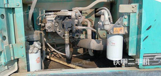 液压泵舱室正面整体（整机外观）