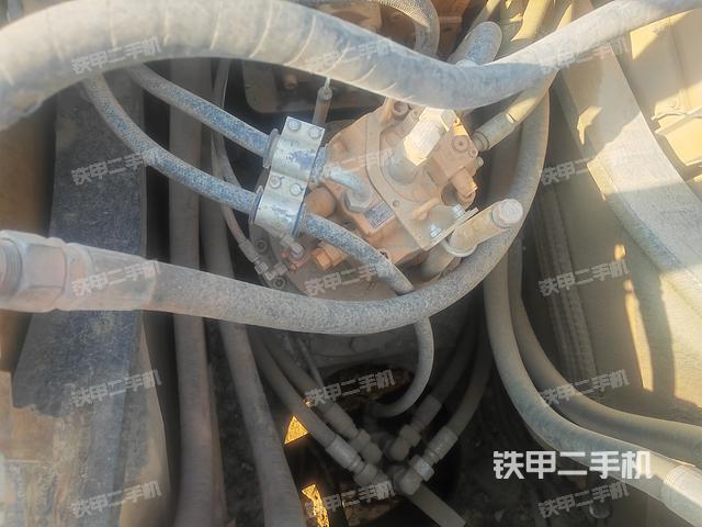 回转马达和主控阀（整机外观）