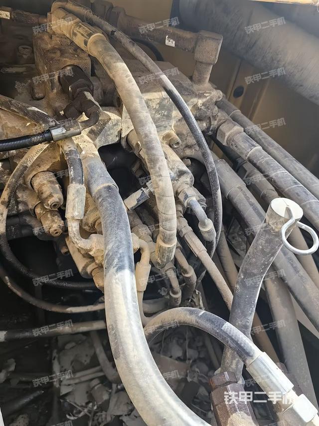 回转马达和主控阀（整机外观）