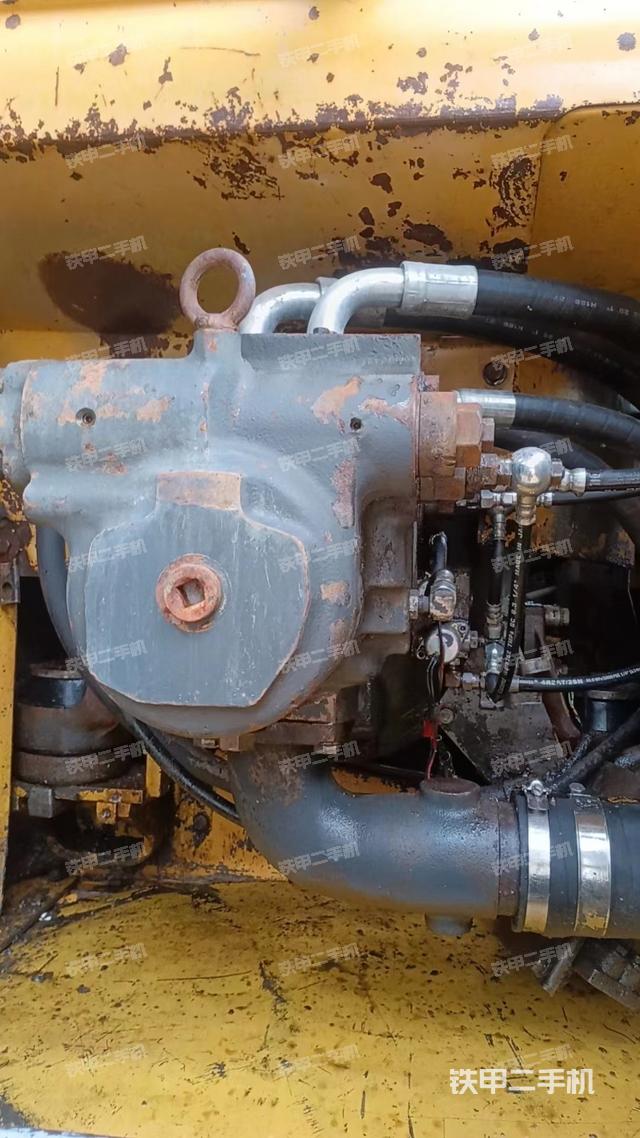 液压泵舱室正面整体（整机外观）