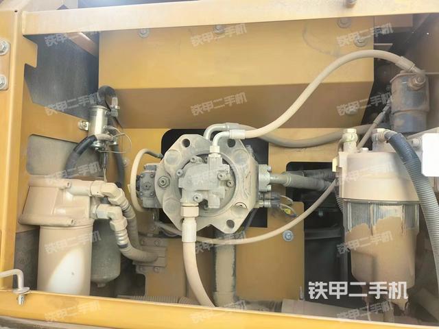 液压泵舱室正面整体（整机外观）