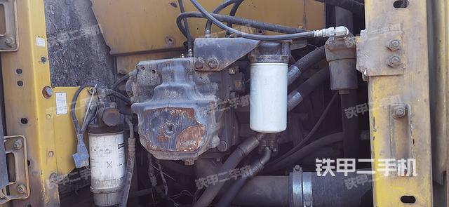 液压泵舱室正面整体（整机外观）