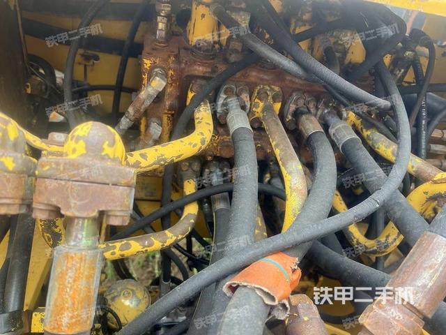 回转马达和主控阀（整机外观）