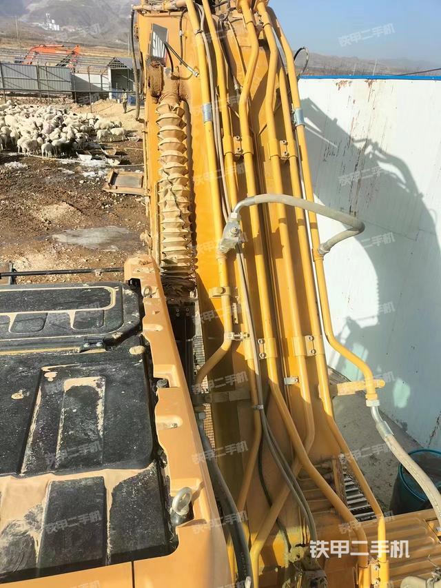 驾驶室顶部（整机外观）