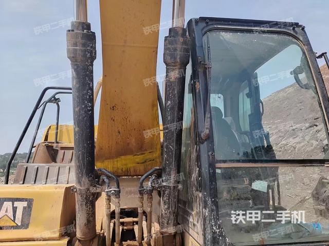 大臂油缸整体 竖拍（工作和回转装置）