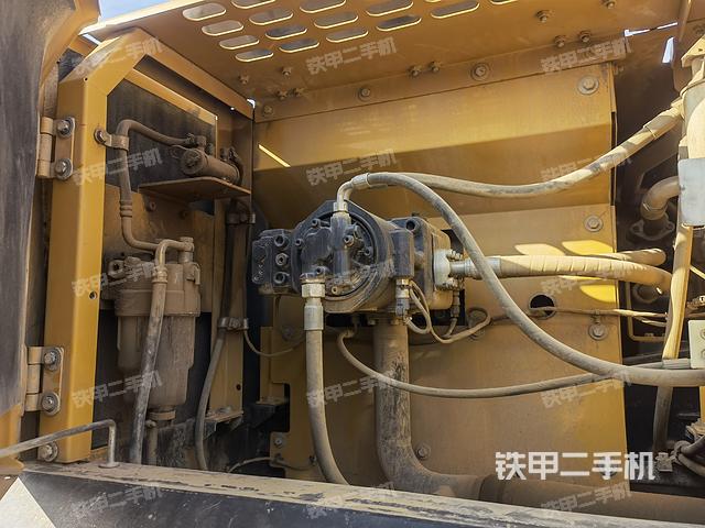 液压泵舱室正面整体（整机外观）