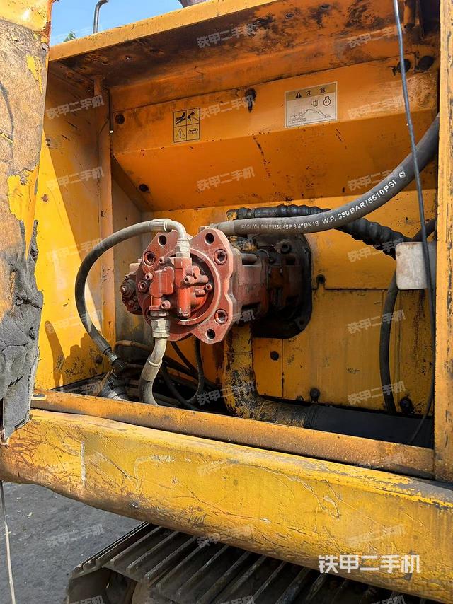 液压泵舱室正面整体（整机外观）